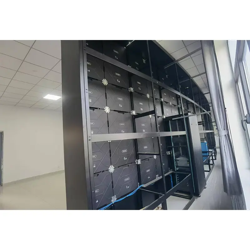 Mobilná skrinka so zakrivenou LED obrazovkou